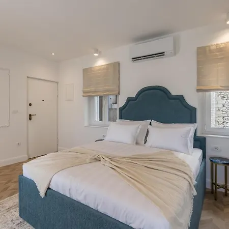 Seafront Luxury Manda, With Balcony Lejlighed *