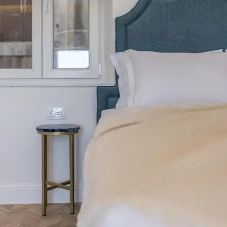 Seafront Luxury Manda, With Balcony Lejlighed *